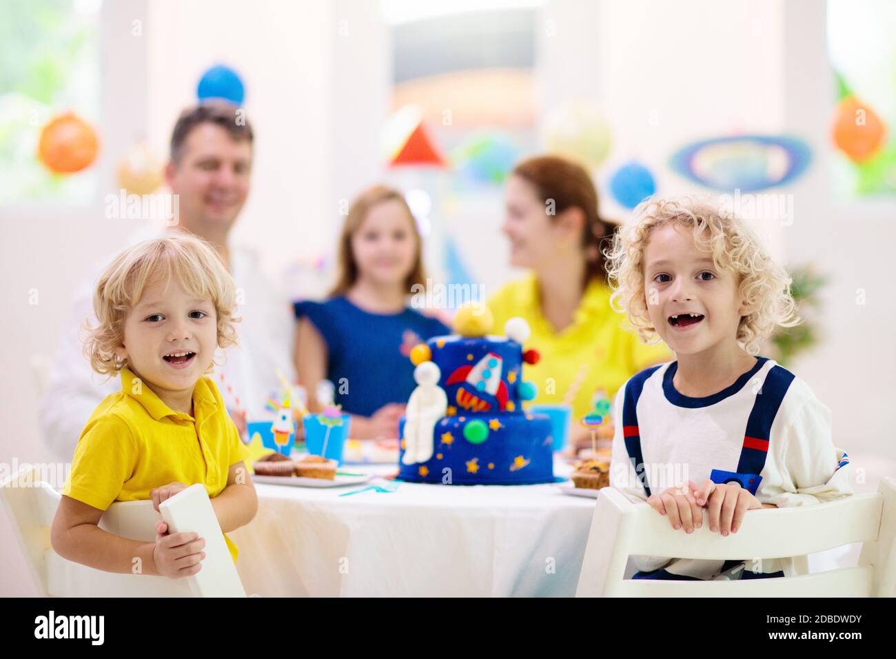 Kinder Raum Thema Geburtstagsfeier mit Kuchen und Cupcakes. Rakete, Sonnensystem Planet und Astronaut Dekoration für Kinder-Event. Stockfoto