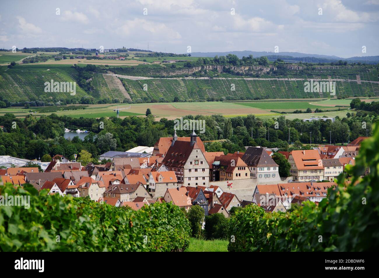 Blick vom Weinberg in einem schönen mittelalterlichen Dorf Stockfoto
