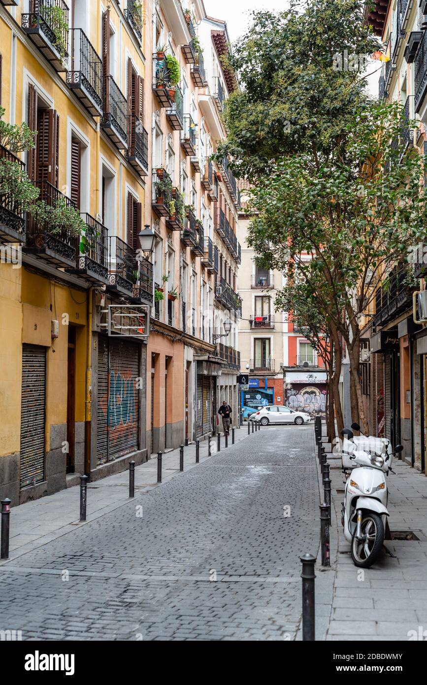 Madrid, Spanien - 4. Oktober 2020: Traditionelle Straße in Embajadores im Lavapies Viertel im Zentrum von Madrid. Lavapies ist einer der coolsten Nachbarn Stockfoto