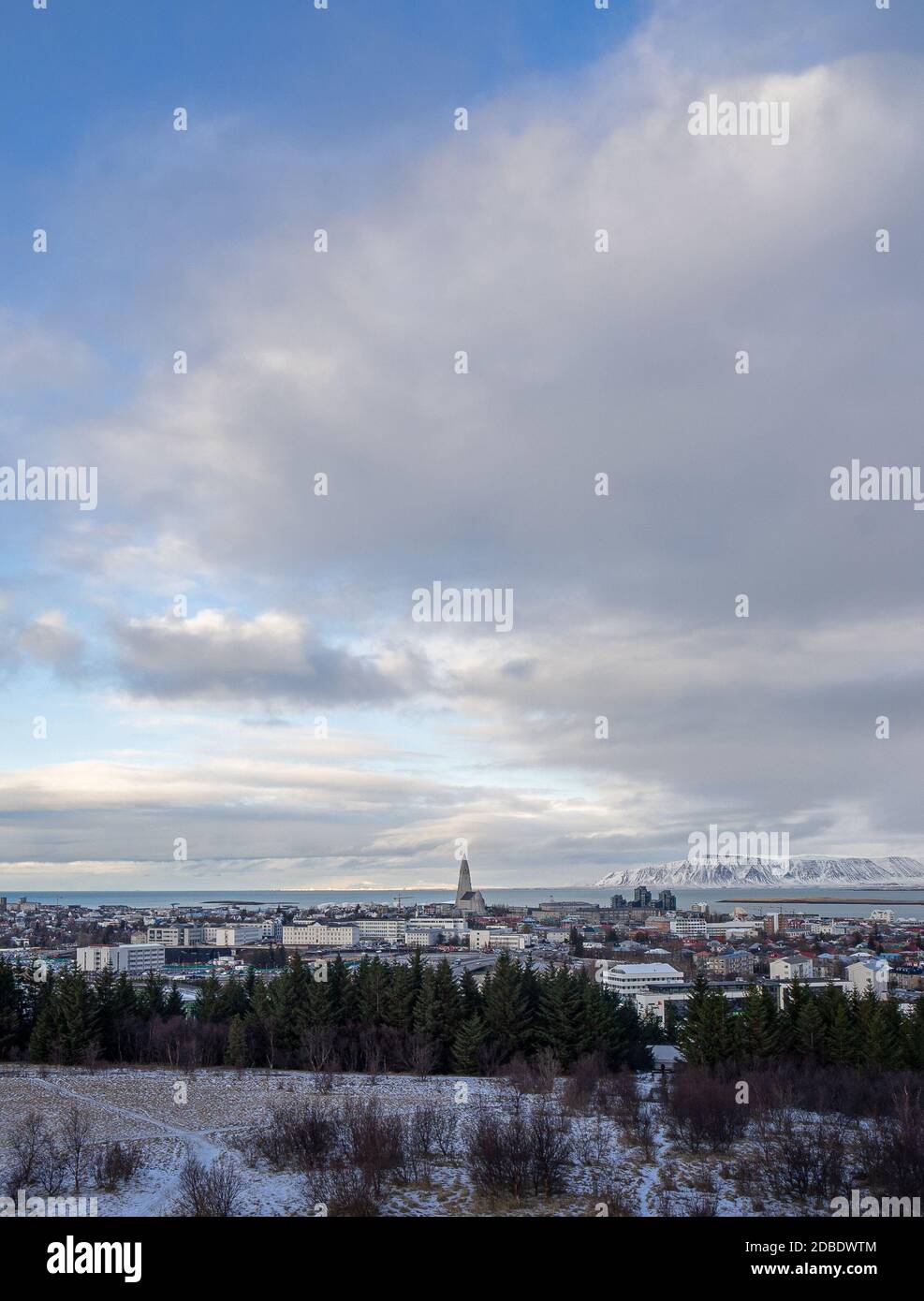 Panorama gedreht in island die Stadt Rekyavik mit Wolken und Eisbergen im Hintergrund Stockfoto