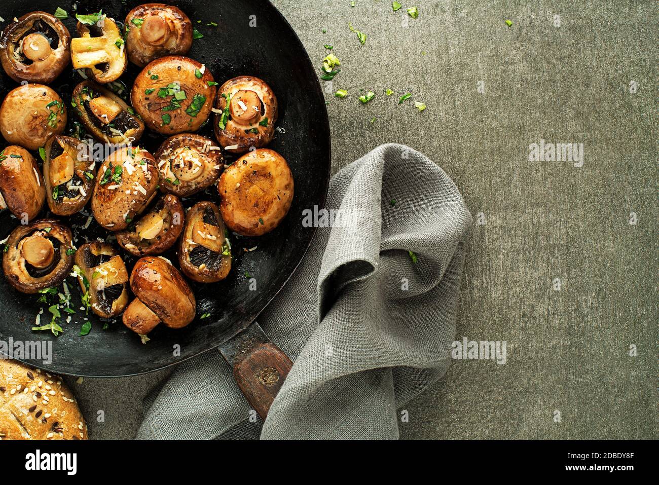 Frische Pilze in der Pfanne kochen. Gesundes Gericht mit geröstetem Champignon. Gesunde Gemüsegerichte Mahlzeit. Stockfoto