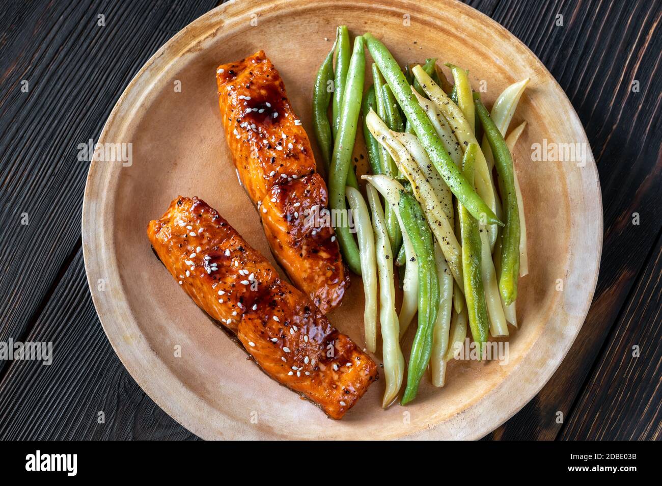 Teriyaki Lachs mit würzigen grünen und gelben Bohnen Stockfoto