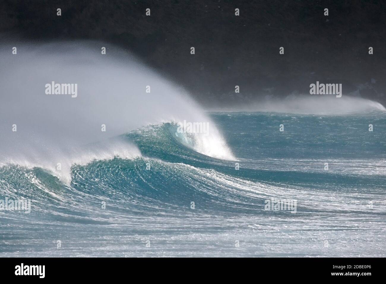 Extrem starke Wellen im Wind, stürmische Böe Stockfoto