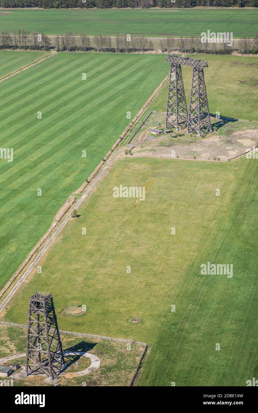 Sendeturm in Holzbauweise auf einer Wiese bei Brück in Deutschland - historisches Denkmal - Luftbild Stockfoto