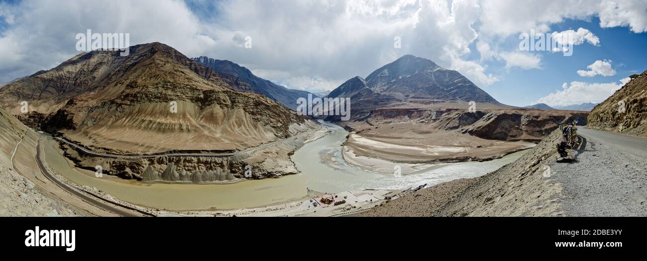 Panorama auf das Shan-Tal mit dem Fluss Indus nahe der Autobahn Srinagar-Leh, Ladakh, Indien Stockfoto