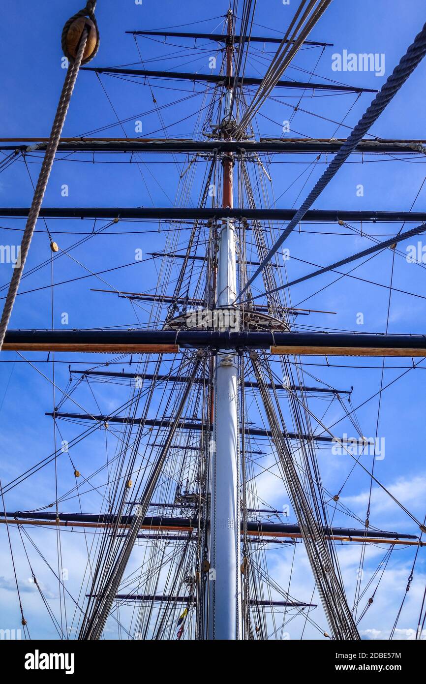 Alte Schiffsmast Und Segelseile Im Detail Stockfotografie - Alamy