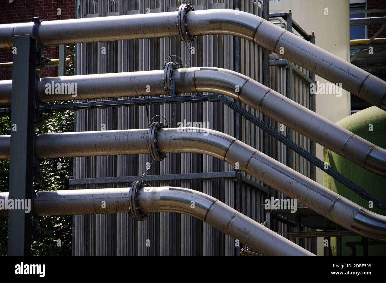 Detail der Chemieanlage mit Edelstahlrohren Stockfoto