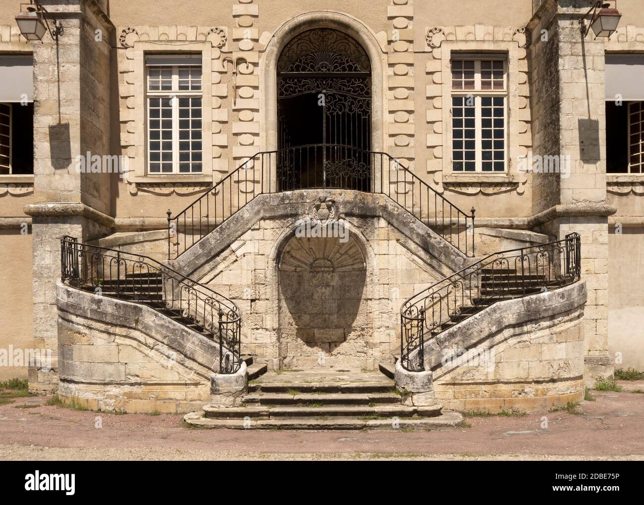 Doppeltreppe zum benediktinischen Priorat und Rathaus, La Reole France, Bühne auf dem Weg nach Santiago de Compostela Stockfoto