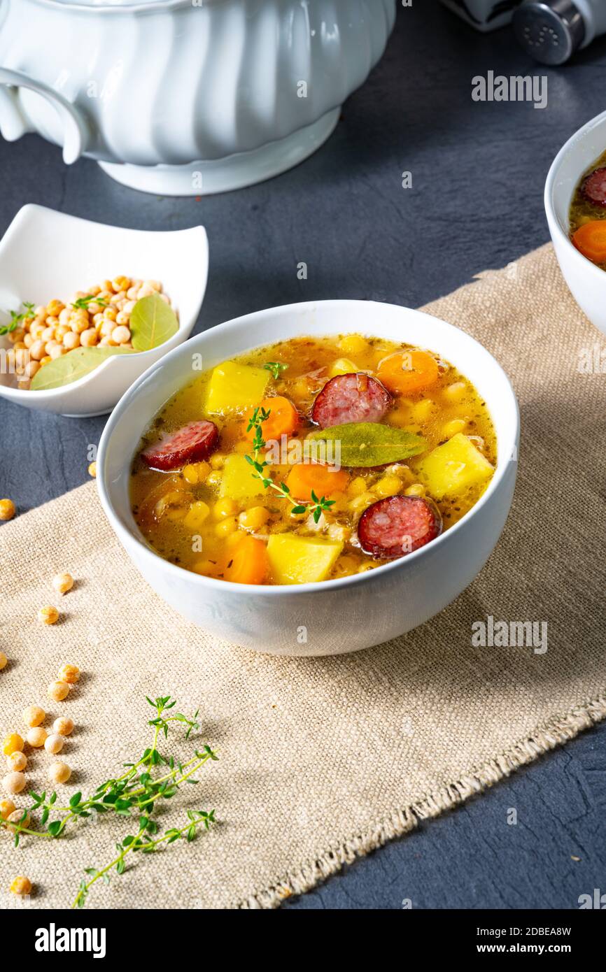 Herzhafte Erbsensuppe nach Omas rezept Stockfotografie - Alamy
