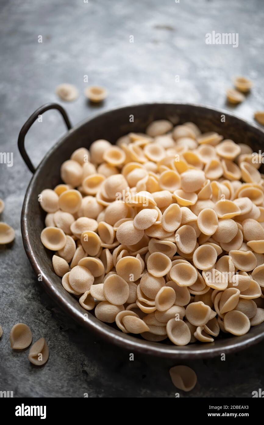 Nahaufnahme der rustikalen getrockneten italienischen Orecchiette Pasta Stockfoto