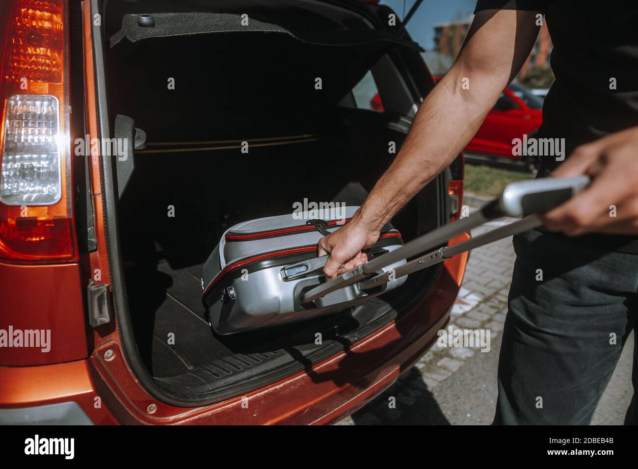 Mann, der sich auf Urlaub, Urlaub, Gepäck in den Kofferraum, Freizeit, Tourismus-Konzept Stockfoto