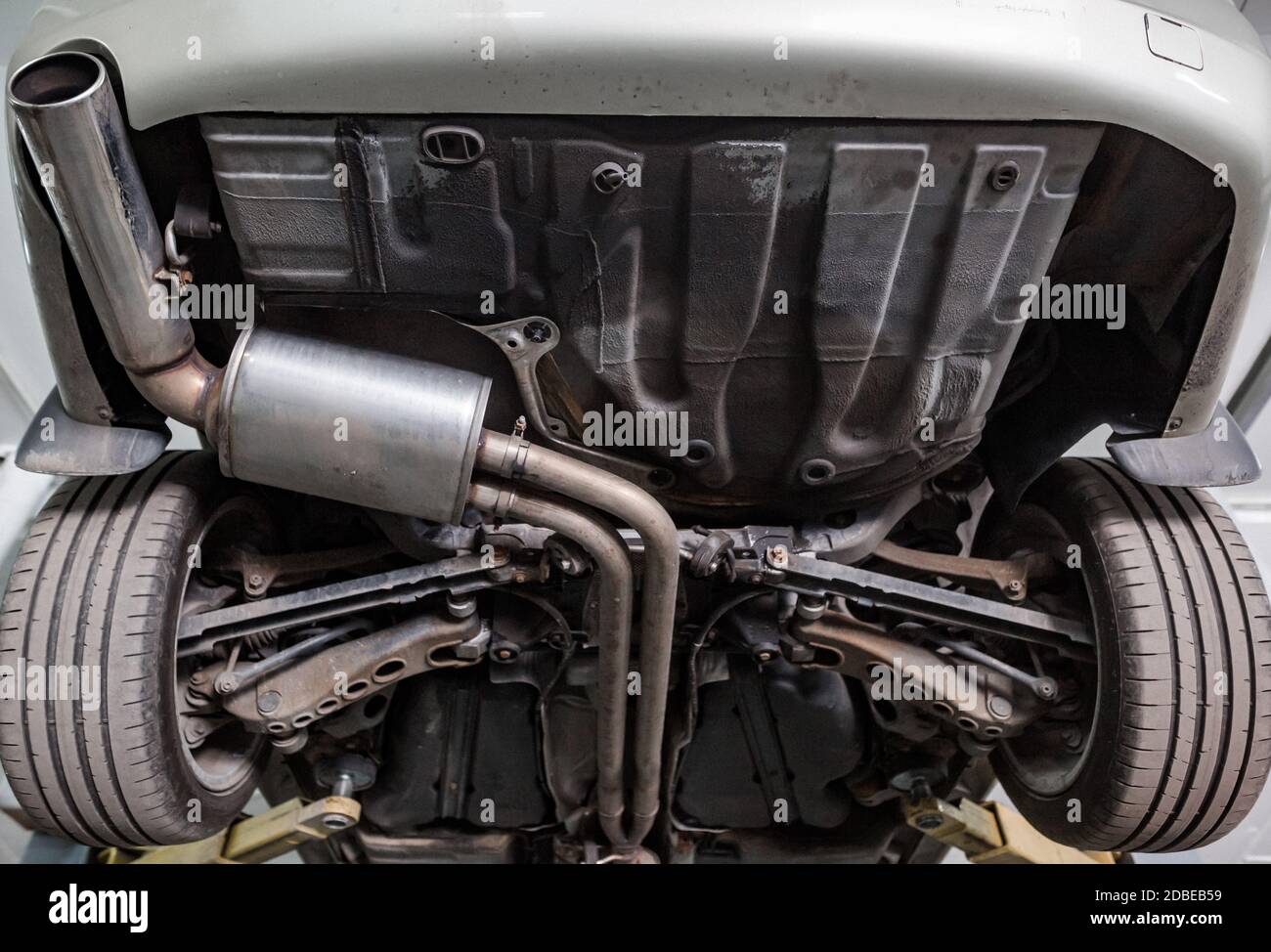 Nahaufnahme der Auspuffanlage Rohr in der Garage, Auto-Service Stockfoto