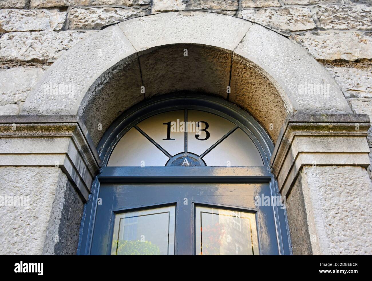 Detail von Haustür, Hausnummer 13A , Beast Banks, Kendal, Cumbria, England, Vereinigtes Königreich, Europa. Stockfoto