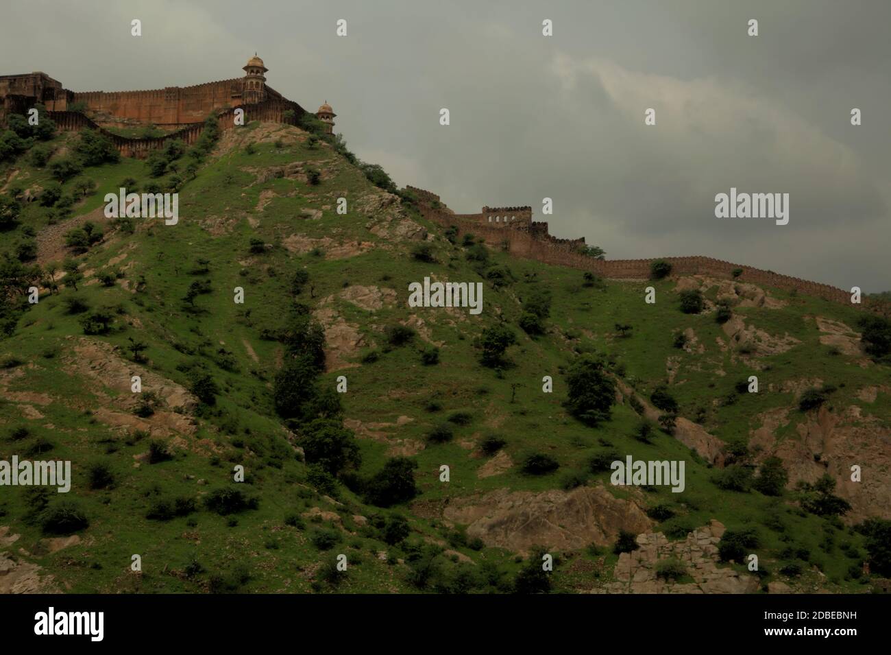 Hügelige Landschaft und ein Teil der Amer Fort in Amer, Rajasthan, Indien. Stockfoto