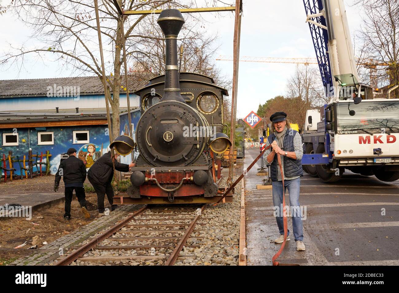 Potsdam, Deutschland. November 2020. Eine weitere Filmrequisite für die Sammlung "Giant Props" ungewöhnlicher Originale, die "Emma"-Lokomotive aus den Jim Knopf-Filmen, wird auf der Straße der Riesen im Babelsberg-Filmpark aufgestellt. Der Filmparkleiter und Lokführer Friedhelm Schatz organisierte den Transport. Potsdam, 16. November 2020 Quelle: dpa/Alamy Live News Stockfoto