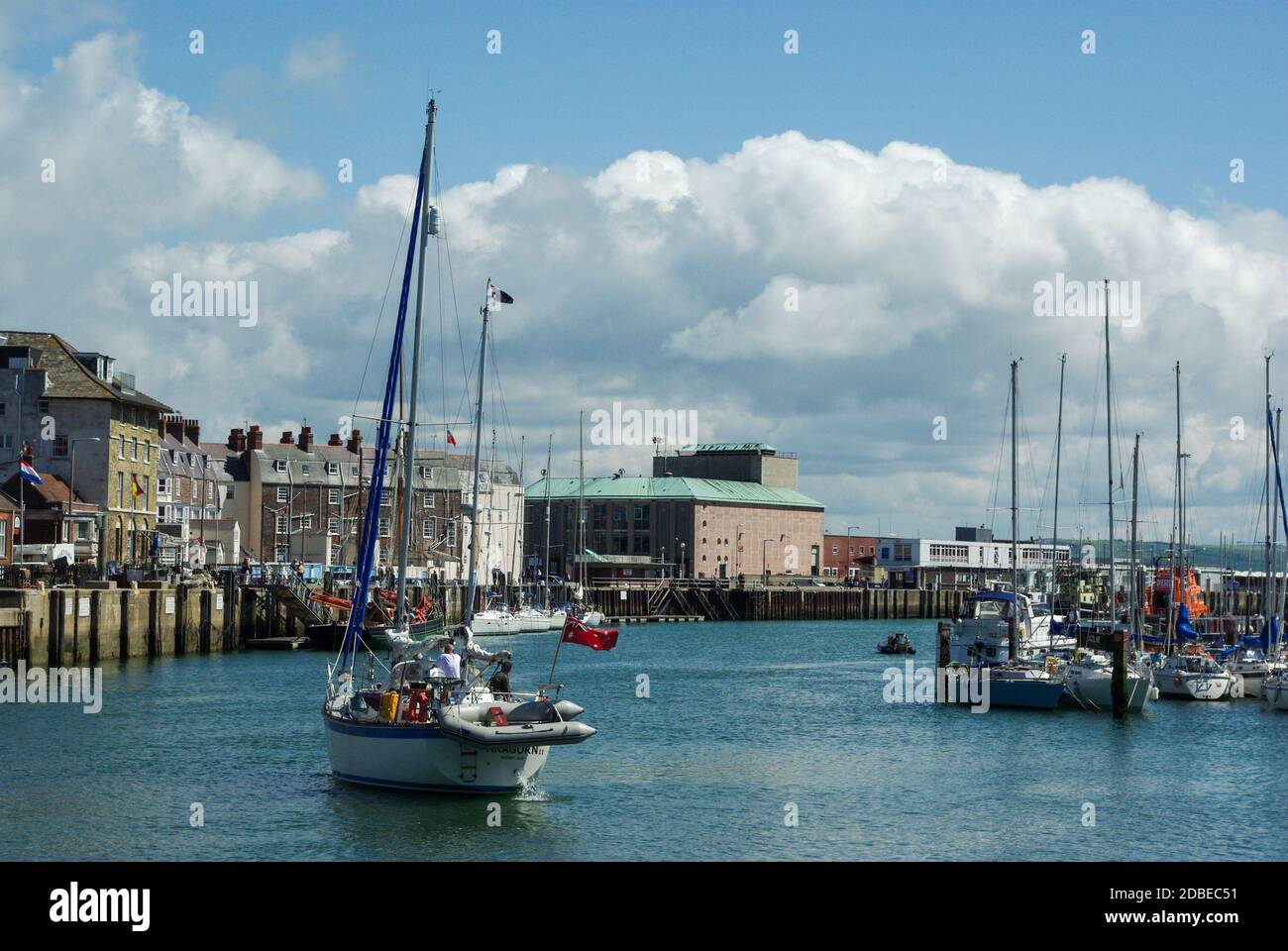 Boote und Fischerboote im Hafen von Weymouth, einem beliebten Ferienresort im West Country, Dorset, Großbritannien Stockfoto