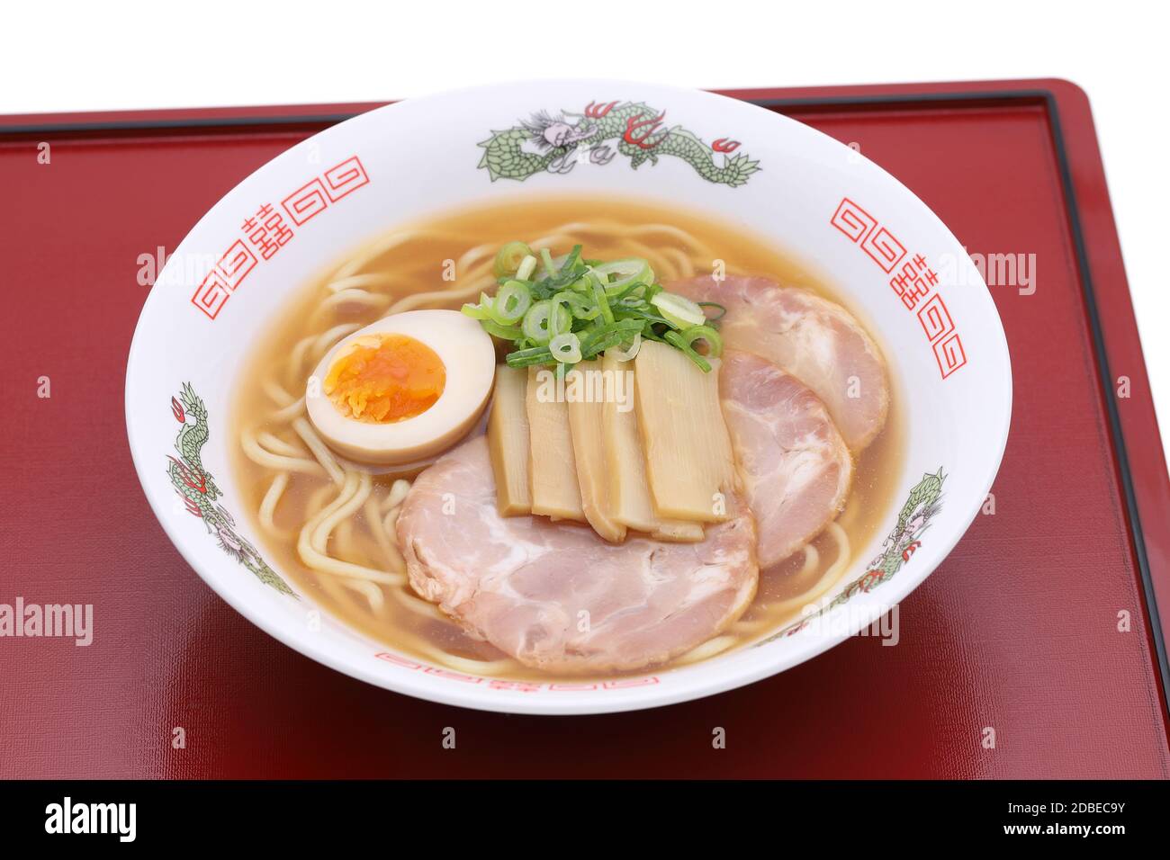 Japanische Miso-Suppe Ramen Nudeln in einer Schüssel auf Tablett Stockfoto