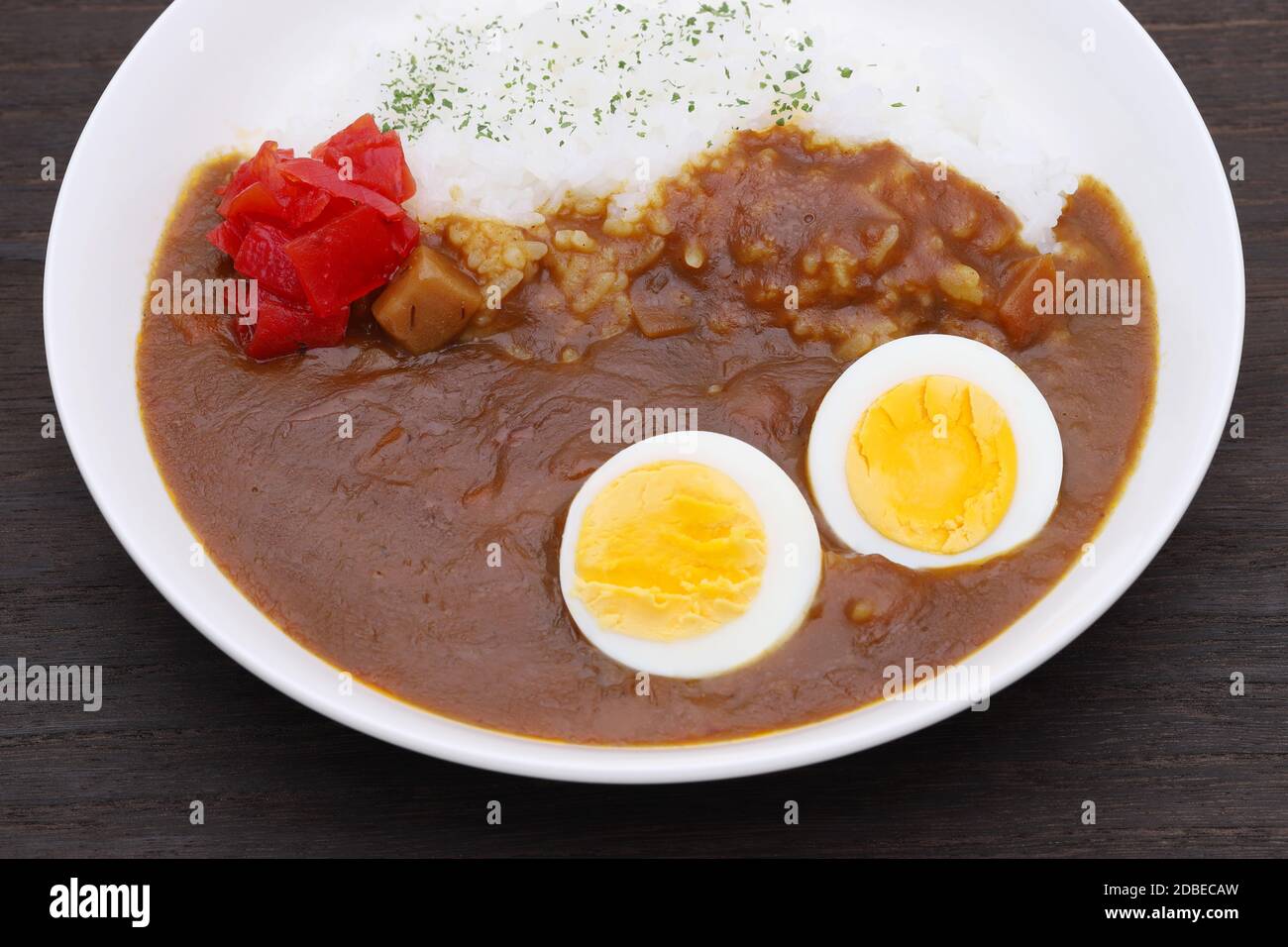 Nahaufnahme von japanischem Curryreis mit Löffel auf dem Tisch Stockfoto