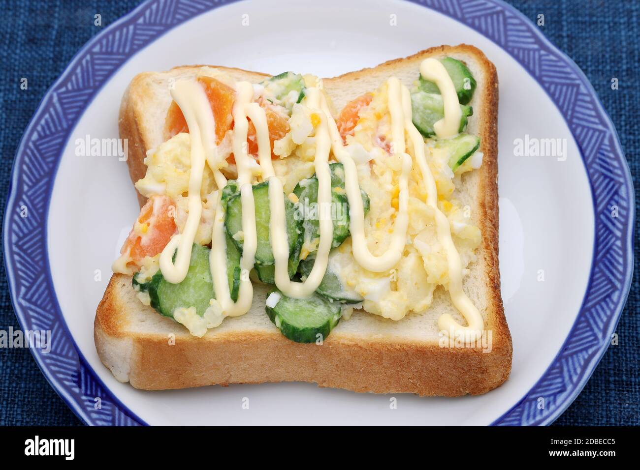 Kartoffel-Mayonnaise-Salat mit geröstetem Brot in einem Gericht Stockfoto