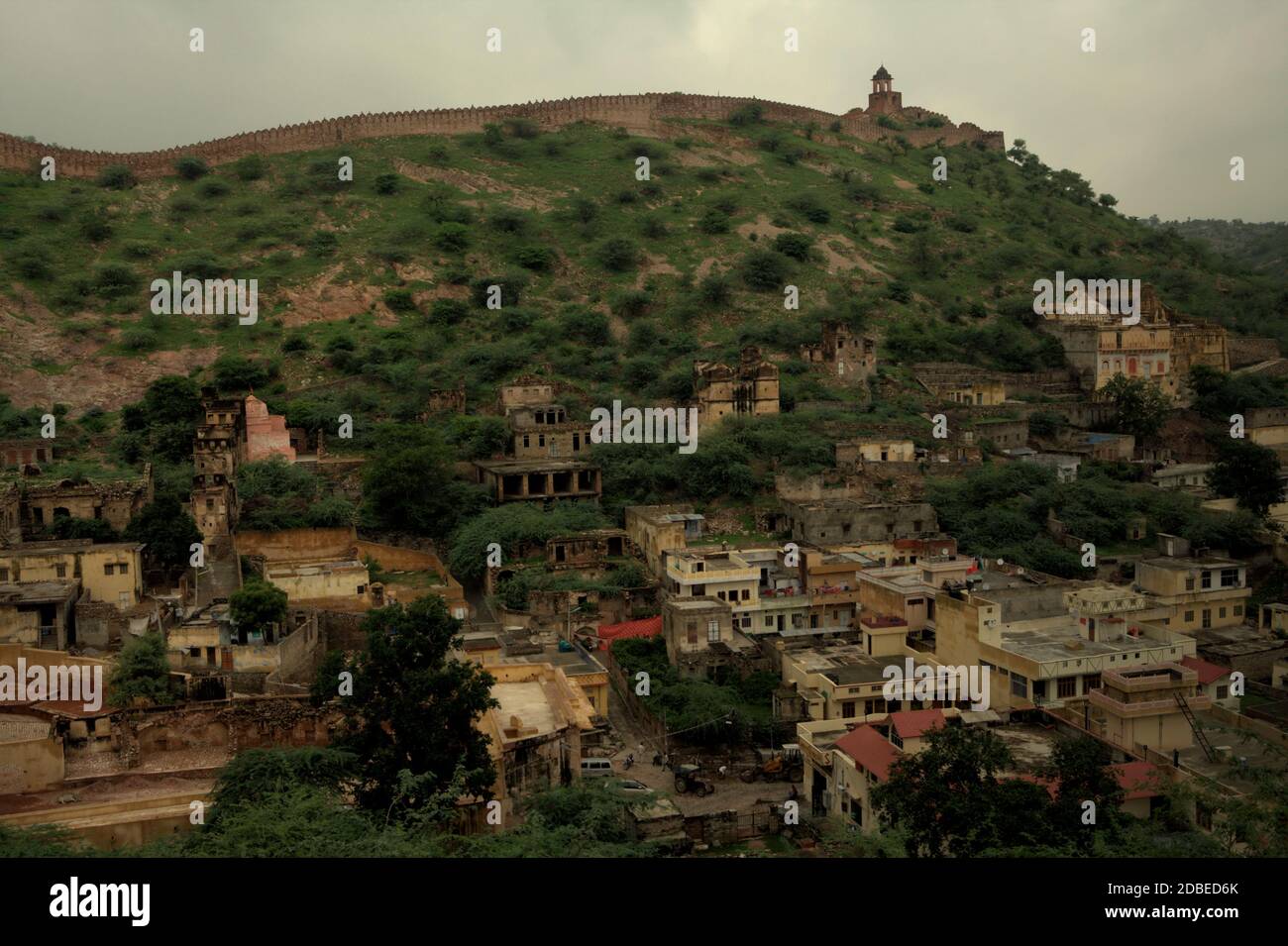 Hügelige Landschaft, Amer Stadt und ein Teil der Amer Fort in Amer, Rajasthan, Indien. Stockfoto
