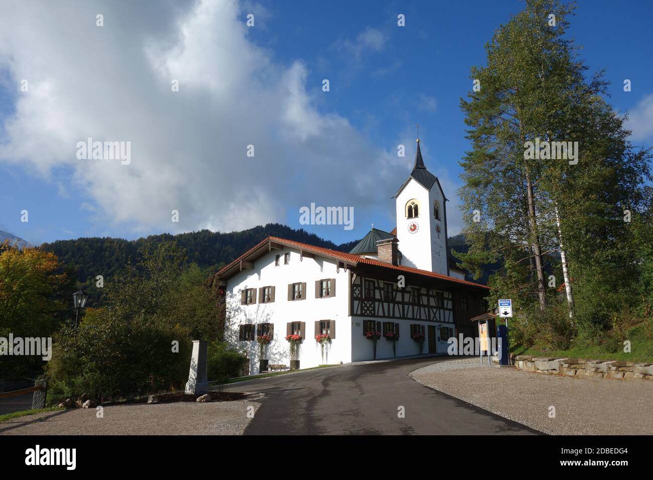 Katholische Pfarrkirche St. Walburga, Philipp und Jakobus in Weißensee Stockfoto
