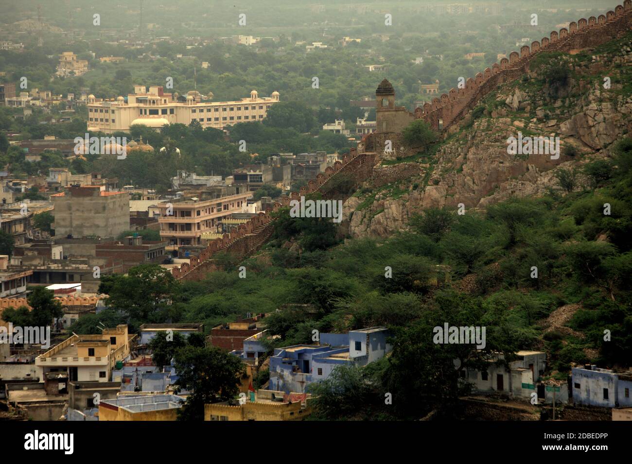 Blick auf Amer Stadt von Amer Fort in Rajasthan, Indien gesehen. Stockfoto