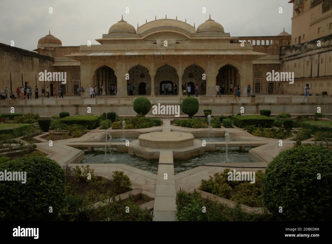 Garten und der Vorgarten von Mirror Palace (Sheesh Mahal) in Amer Fort Complex in Amer, Rajasthan, Indien. Stockfoto