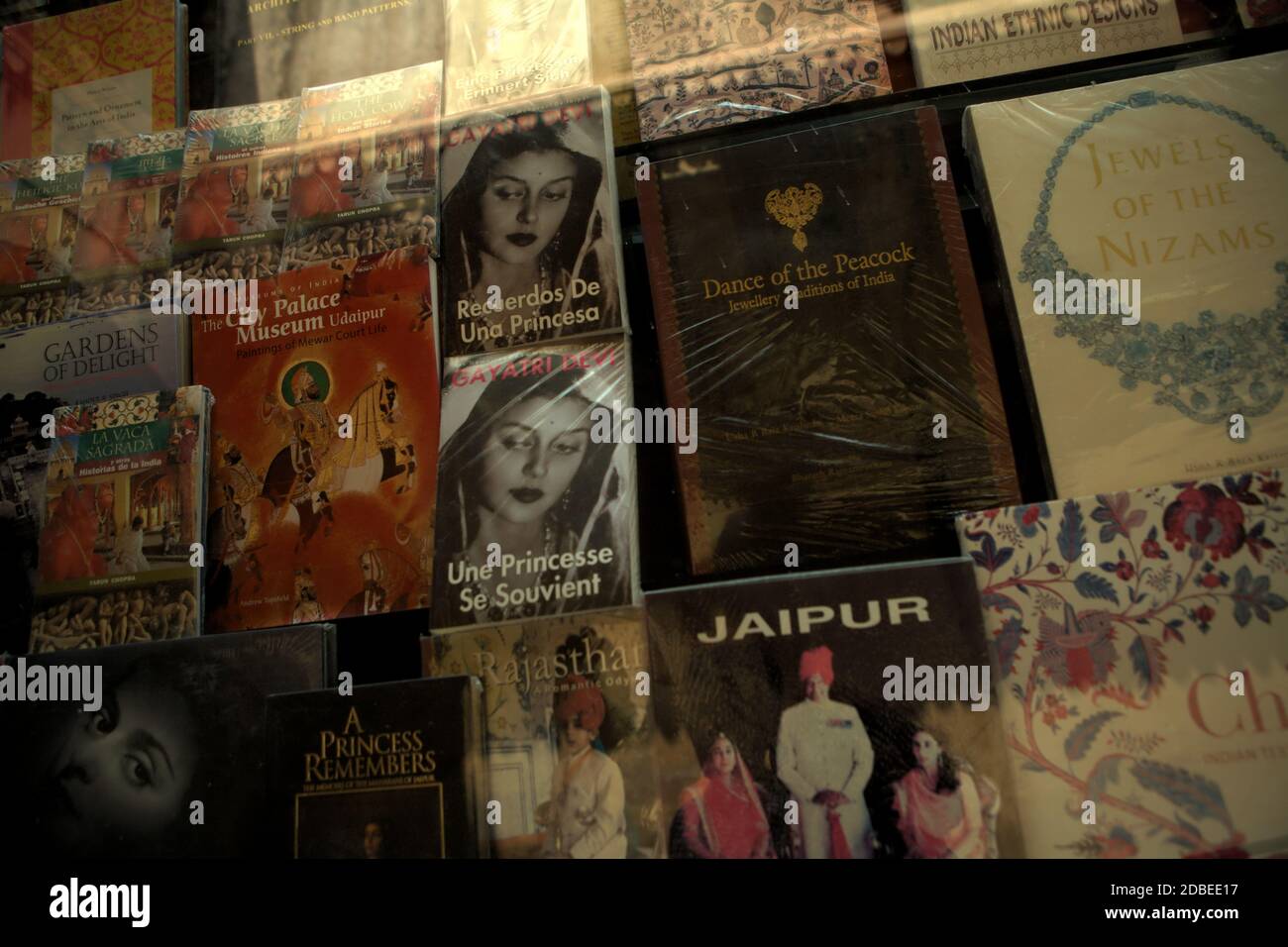 Bücher über indische Kultur, Kunst und Geschichte werden in einem Souvenirshop im Amer Fort Complex in Amer, Rajasthan, Indien, ausgestellt. Stockfoto