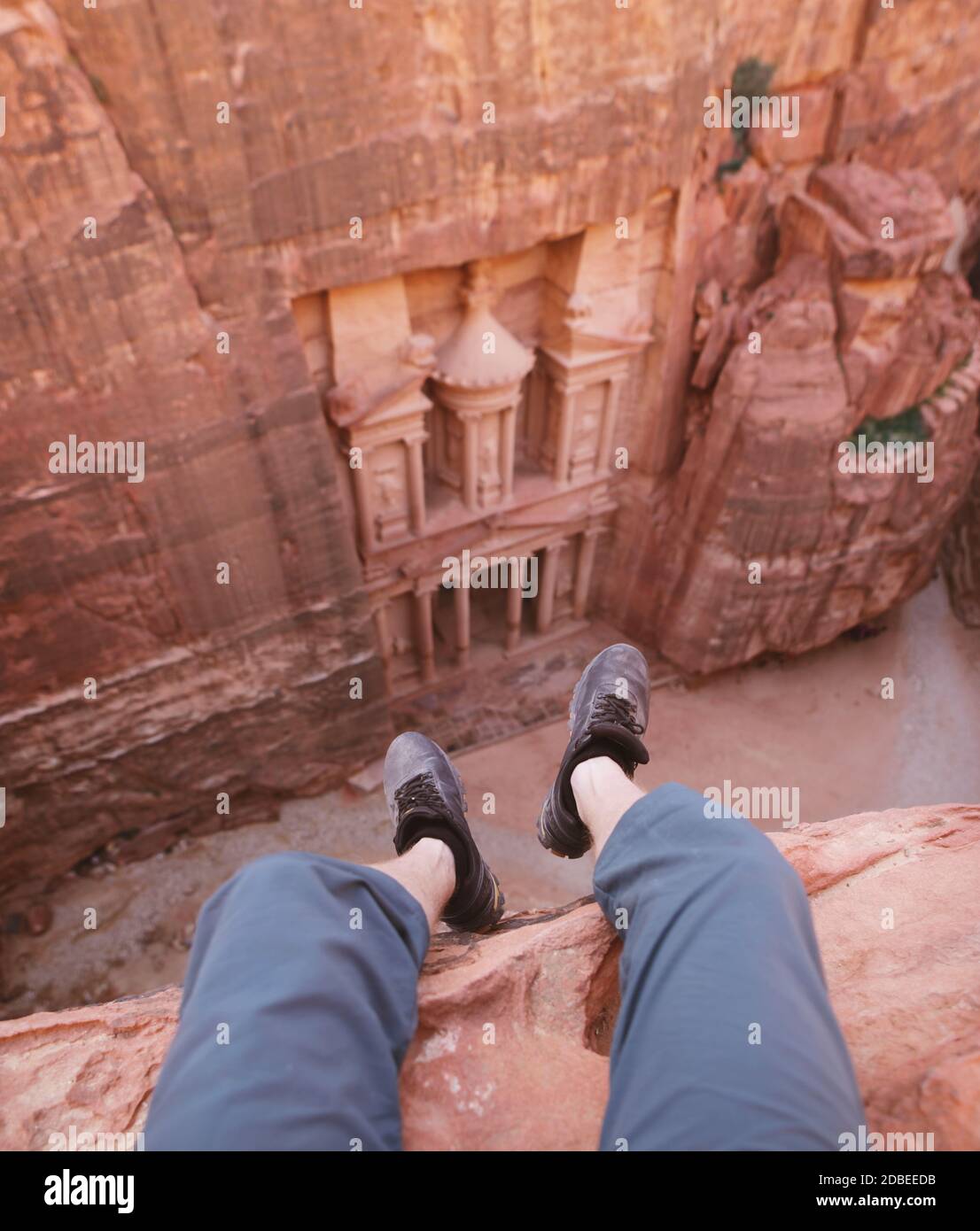 Reisender sitzt über dem Schatzamt. Petra, Jordanien. Selektiver Fokus. Stockfoto