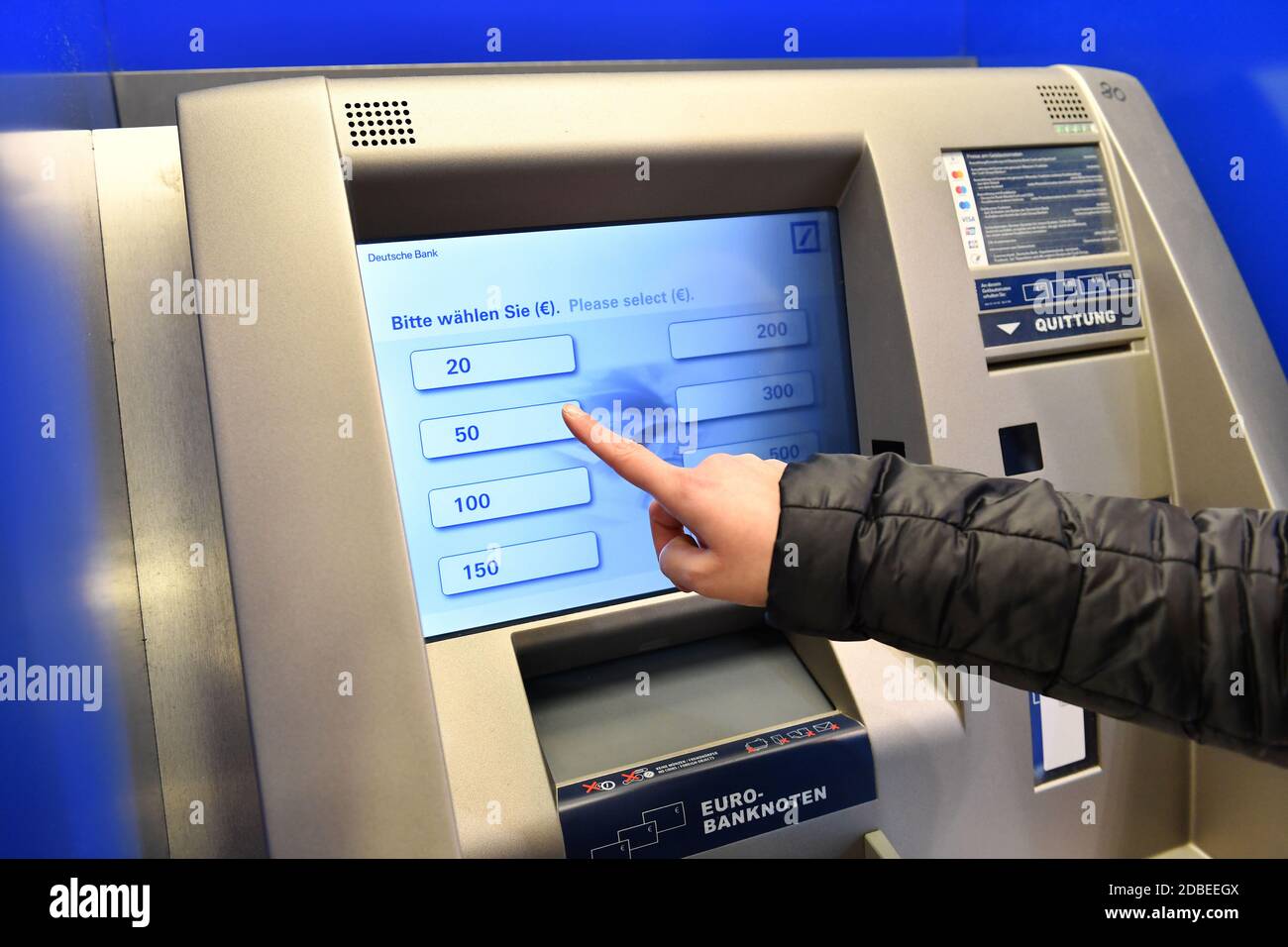 München, Deutschland. November 2020. Geldautomat Deutsche Bank, Bargeld  abheben, ein Geldautomat, Geldautomat (ATM), Bargeld, Geldautomat,  Geldautomat oder Bancomat, Bargeld, Euro-Rechnungen, Karte, Kreditkarte,  EC-Karte. Quelle: dpa/Alamy Live News ...