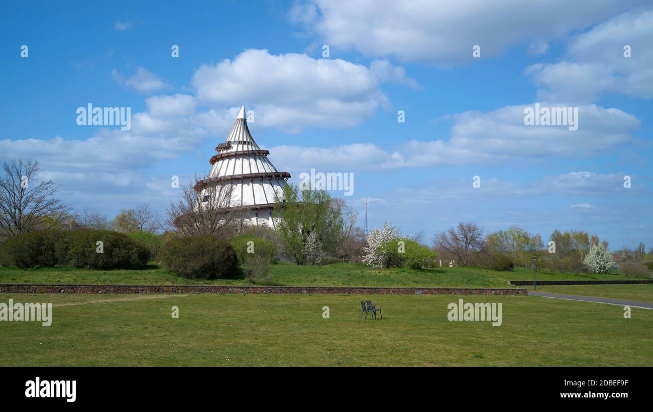 Elbauenpark in Magdeburg mit dem Wahrzeichen, dem Jahrtausendturm Stockfoto