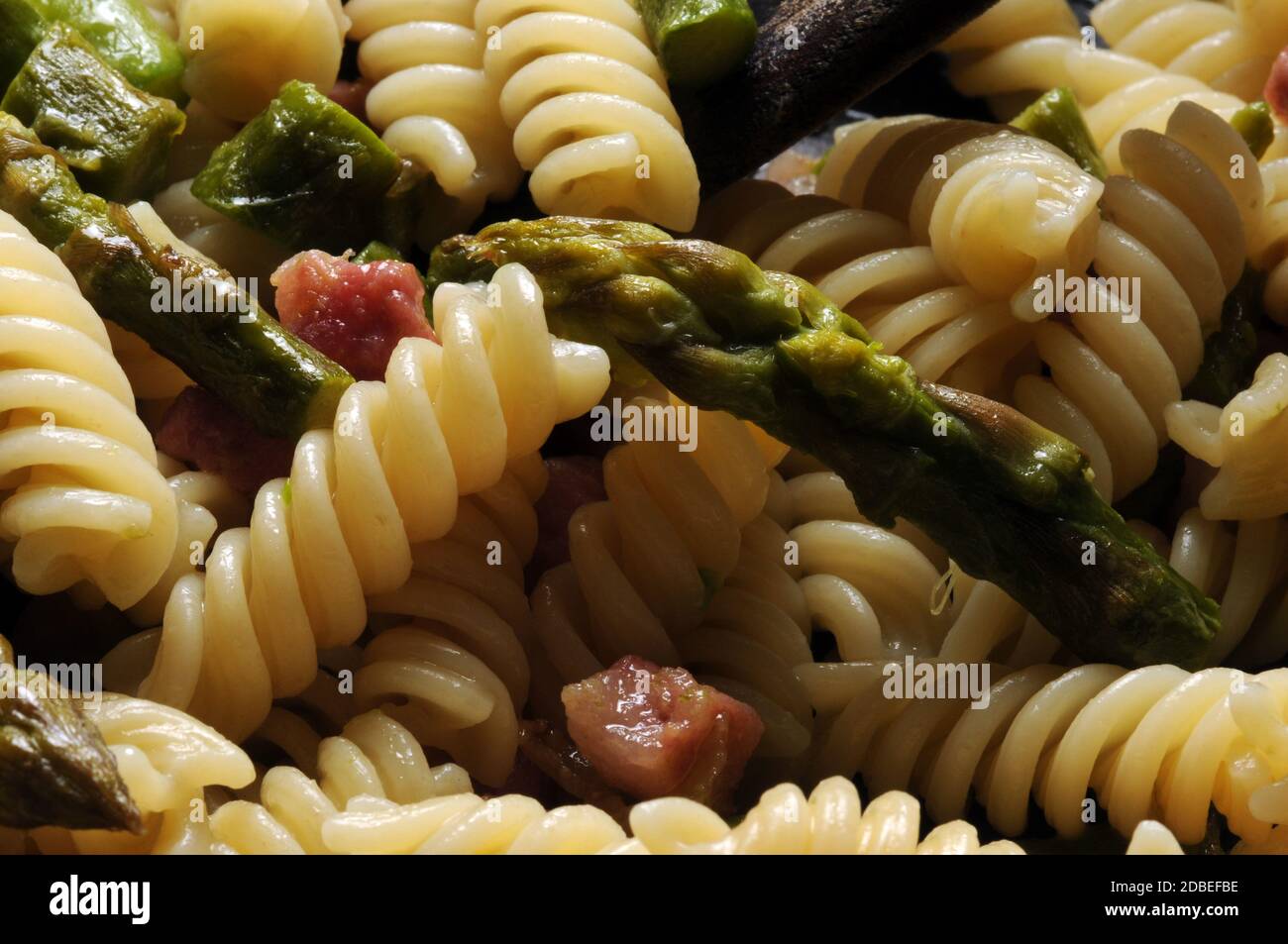 Fusilli mit Pancetta und Spargel Stockfoto