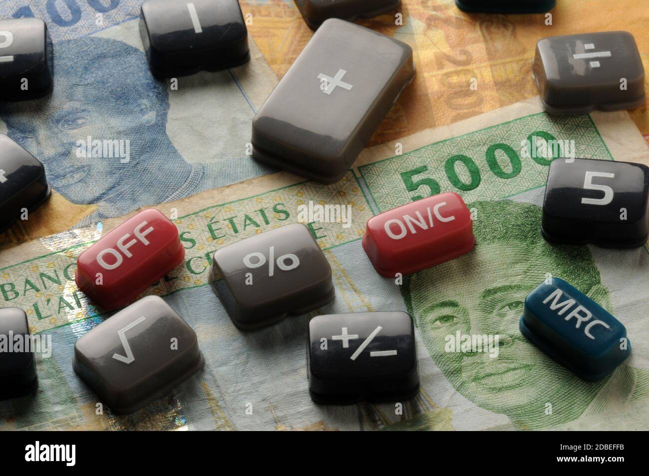 Tasten des elektronischen Rechners auf cfa Francs Stockfoto