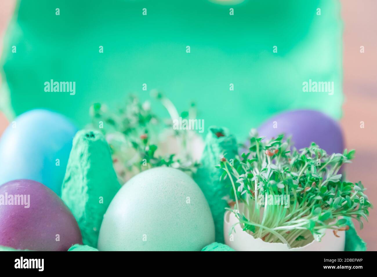 Schöne Dekoration östlichsten Korb mit bemalten Eierschalen für die Feier. Schönes traditionelles Geschenkdesign auf Holzhintergrund. Stockfoto