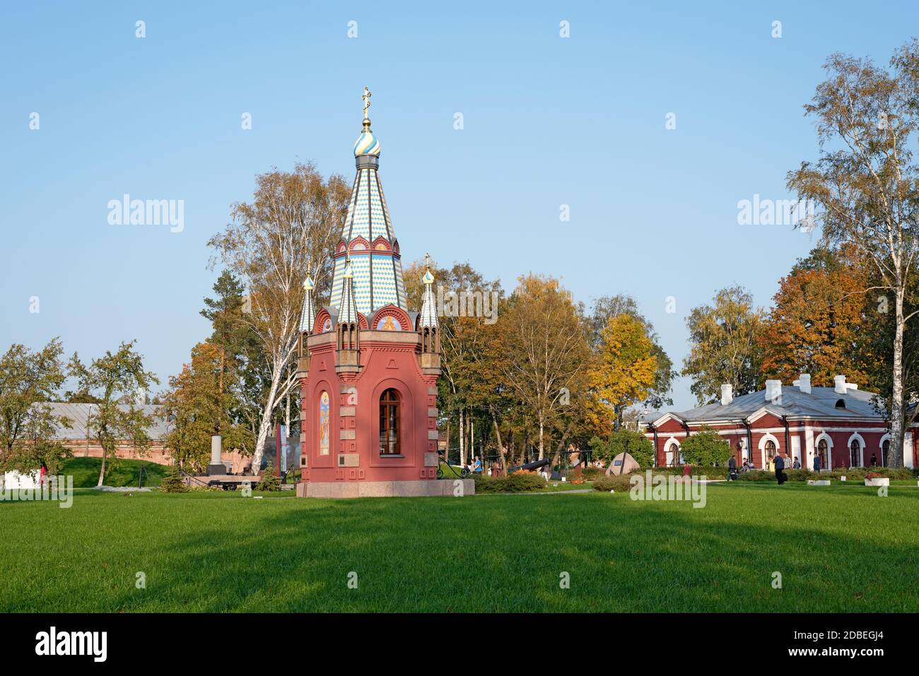 Kronstadt, Sankt Petersburg, Russland – 27. September 2020: Kapelle der Apostel Petrus und Paulus auf dem Gebiet der Hafenadmiralität von Kaiser Peter Stockfoto