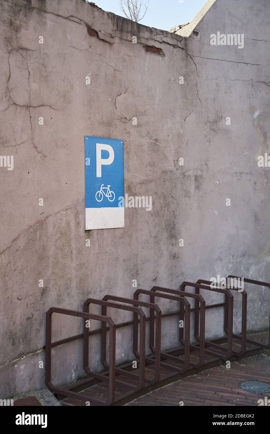 Parkplatz für Straßenfahrräder am Bürogebäude Stockfoto