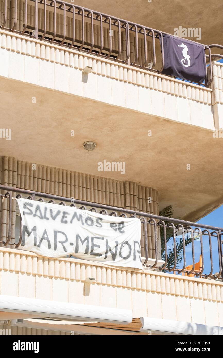 Seepferdchen Flagge & Banner, die die retten Mar Menor Kampagne hängt von einem Apartment Balkon in Los Alcazares in Murcia Spanien Stockfoto