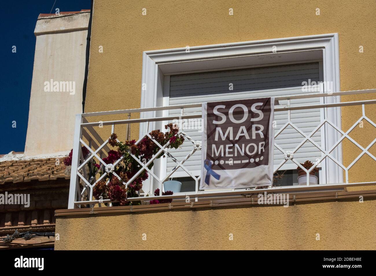 Flagge, die die Kampagne „Save the Mar Menor“ darstellt Ein Apartment Balkon in Los Alcazares in Murcia Spanien Stockfoto