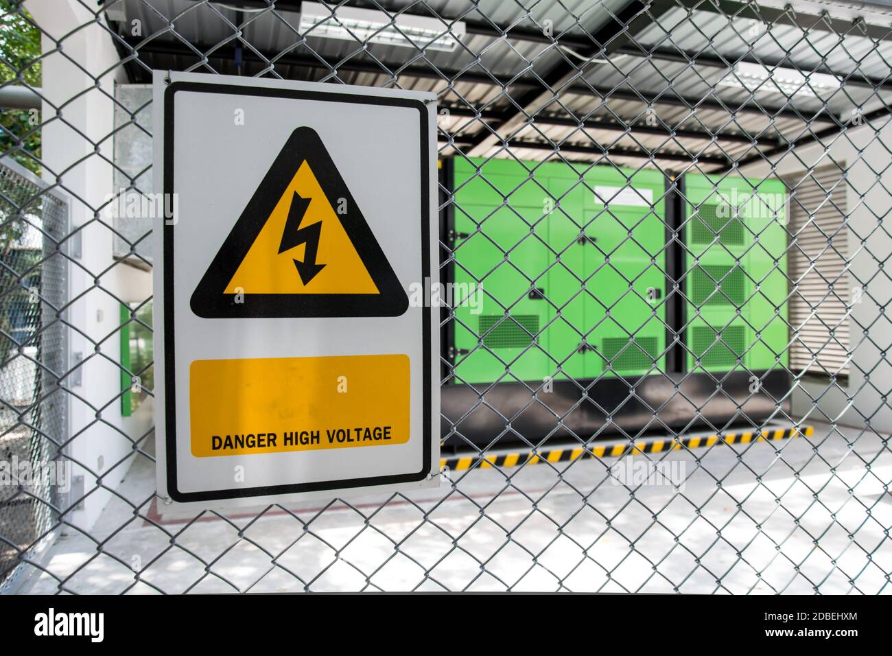 Elektrokraftwerk im Metallzaun Stockfoto