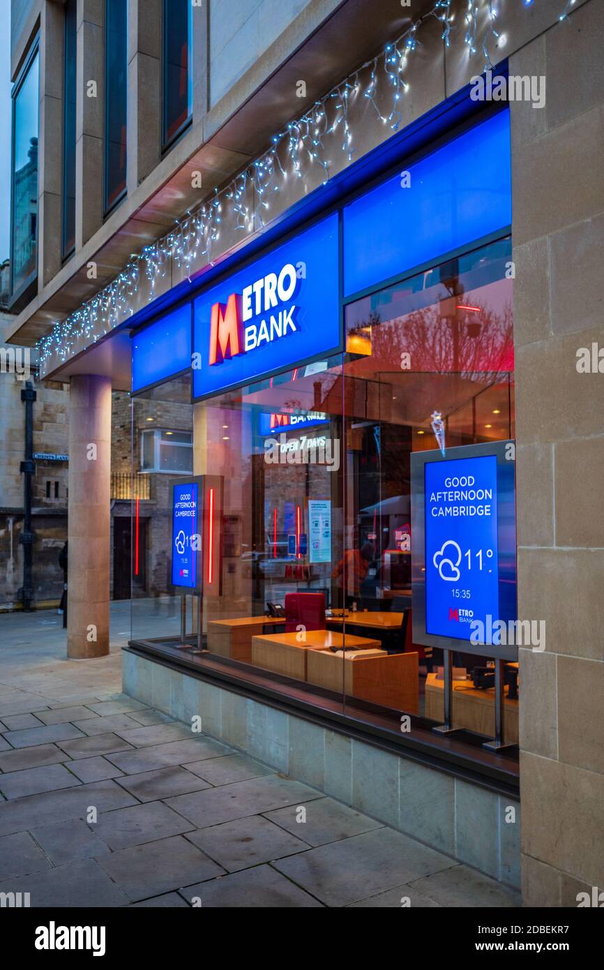 Metro Bank Niederlassung im Zentrum von Cambridge, Großbritannien. Die Metro Bank ist eine britische Herausfordererbank, die 2010 gegründet wurde. Stockfoto