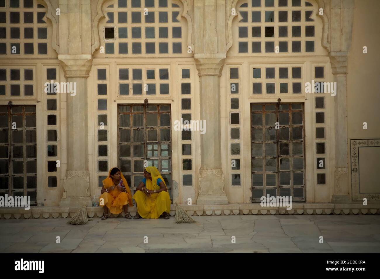 Arbeiterinnen mit einem Gespräch in Amer Fort Complex in Amer, Rajasthan, Indien. Stockfoto