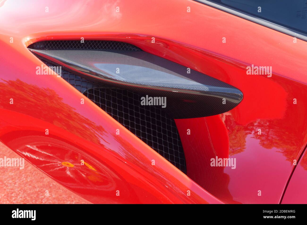 Optionale Carbon-Details auf einem rosso Red Ferrari F8 Tributo in der Herbstsonne in Nara, Japan Stockfoto