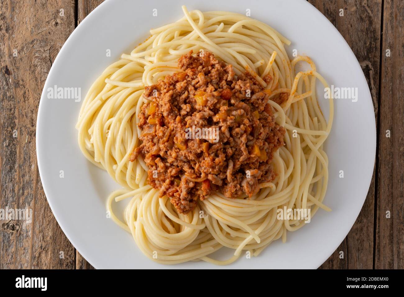 Spaghetti mit Bolognese-Sauce auf Holztisch Stockfoto