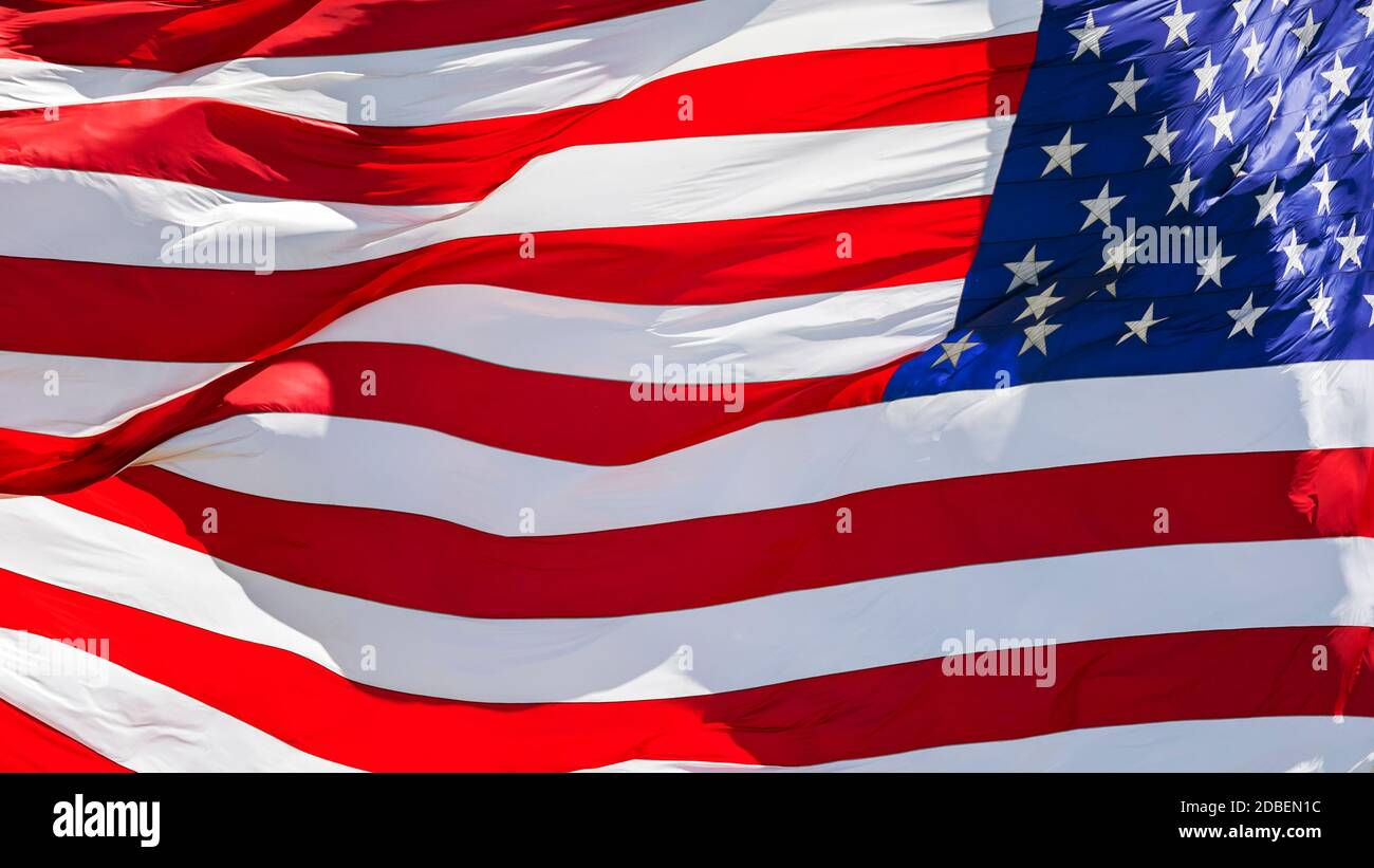 Amerikanische Flagge winkt im Wind, Bewegung der US-Flagge in Nahaufnahme, rote weiße blaue Flagge im Freien bei Sonnenlicht. Nationalflagge der Vereinigten Staaten von Amerika. USA Stars und Stripes Stockfoto