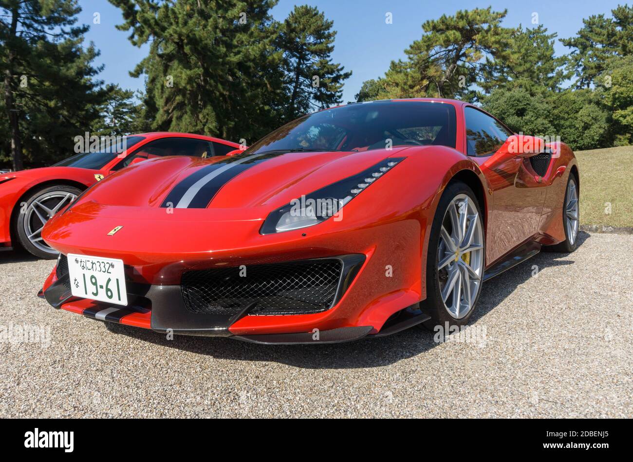 Vorderansicht eines Ferrari 488 Pista bei Sonnenschein im Freien Stockfoto