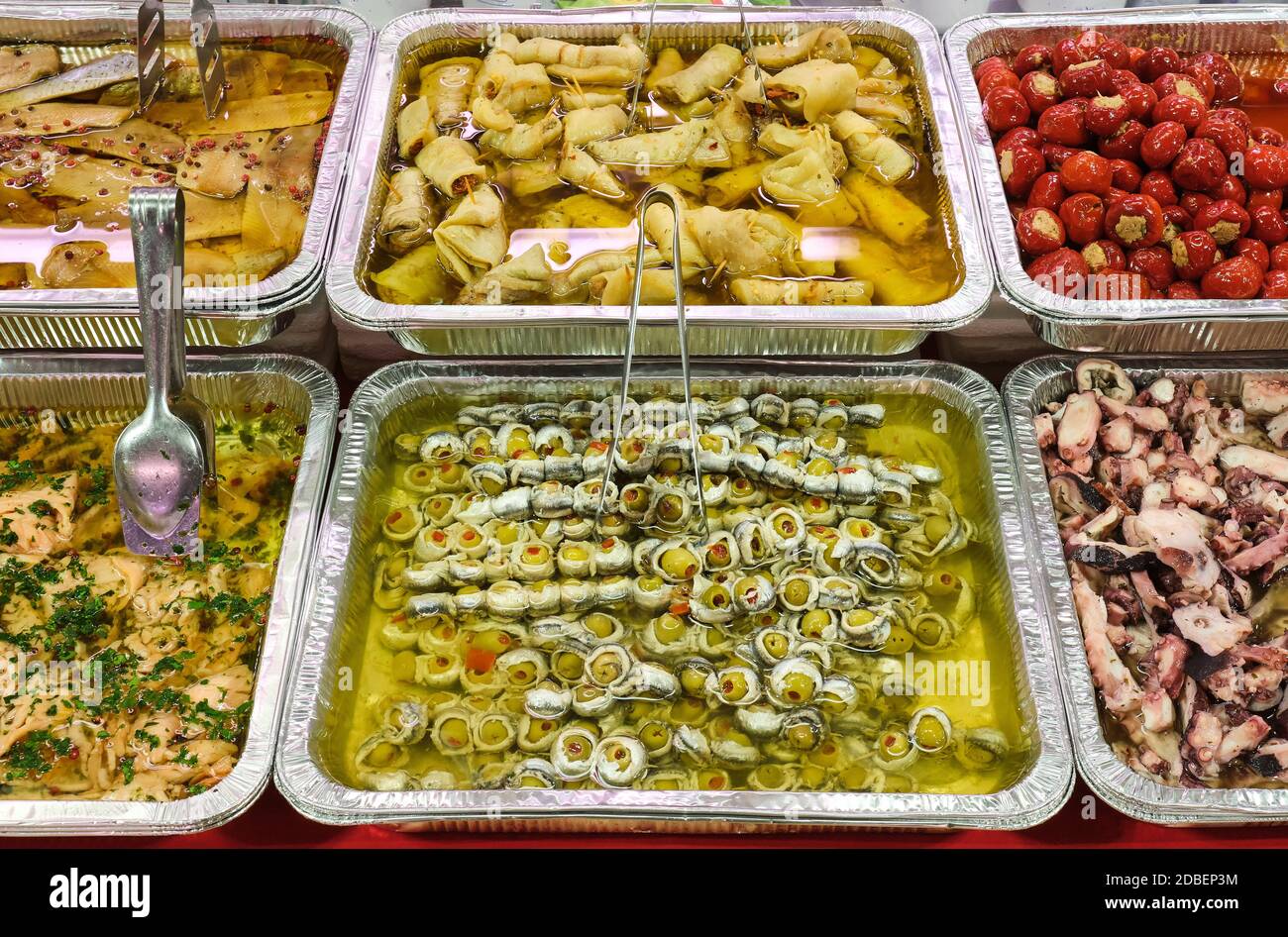 Verschiedene Arten von Antipasti zum Verkauf auf einem Markt Stockfoto