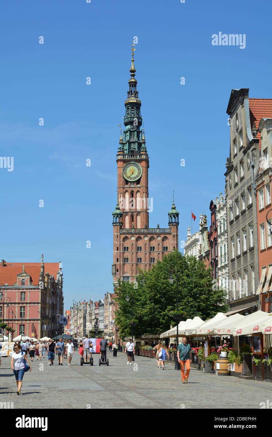 Altstadt von Danzig mit Fußgängern, die in der Lange Markt mit Blick auf das Rathaus - Polen. Stockfoto