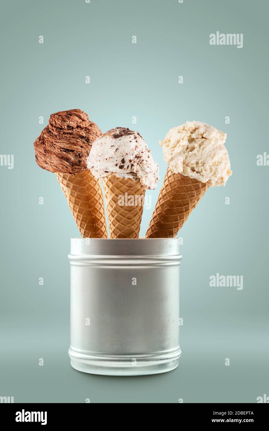 Eiszapfen mit verschiedenen Geschmacksrichtungen in Metallic-Korb, auf coloful Hintergrund Stockfoto