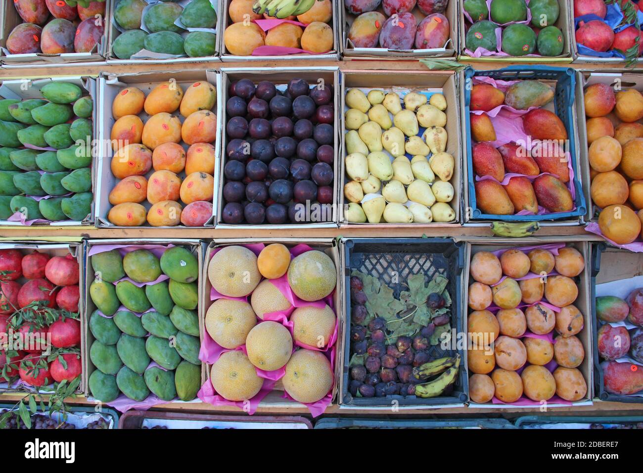 Obst wird in Tablett von Straßenhändler verkauft. Obsttabletts für den Verkauf von Mangos, Granatäpfel, Bananen, Pflaumen, Guave, Orangen. Frisches Obst im Geschäft. Stockfoto