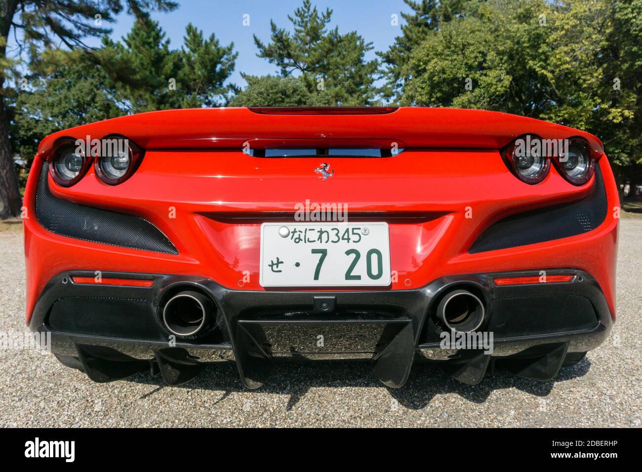 Rückansicht eines rosso Red Ferrari F8 Tributo in der Herbstsonne in Nara, Japan Stockfoto